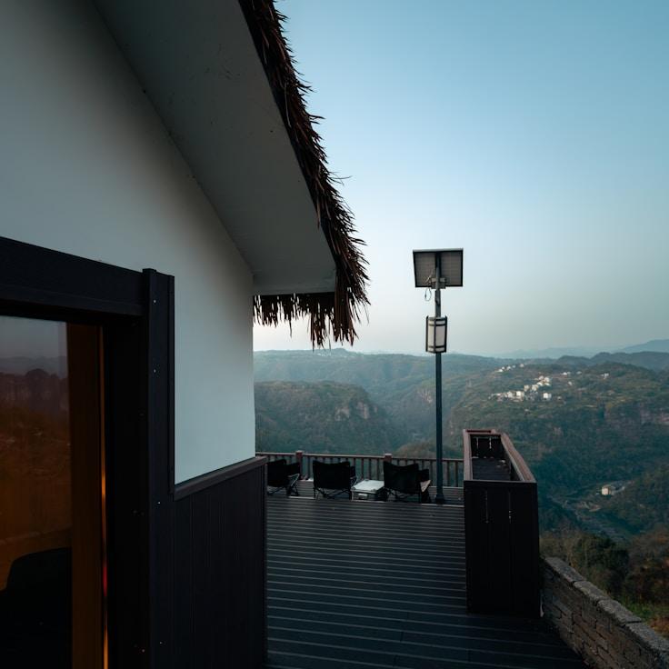 Family terraces and cafés for calm evenings in Brighton